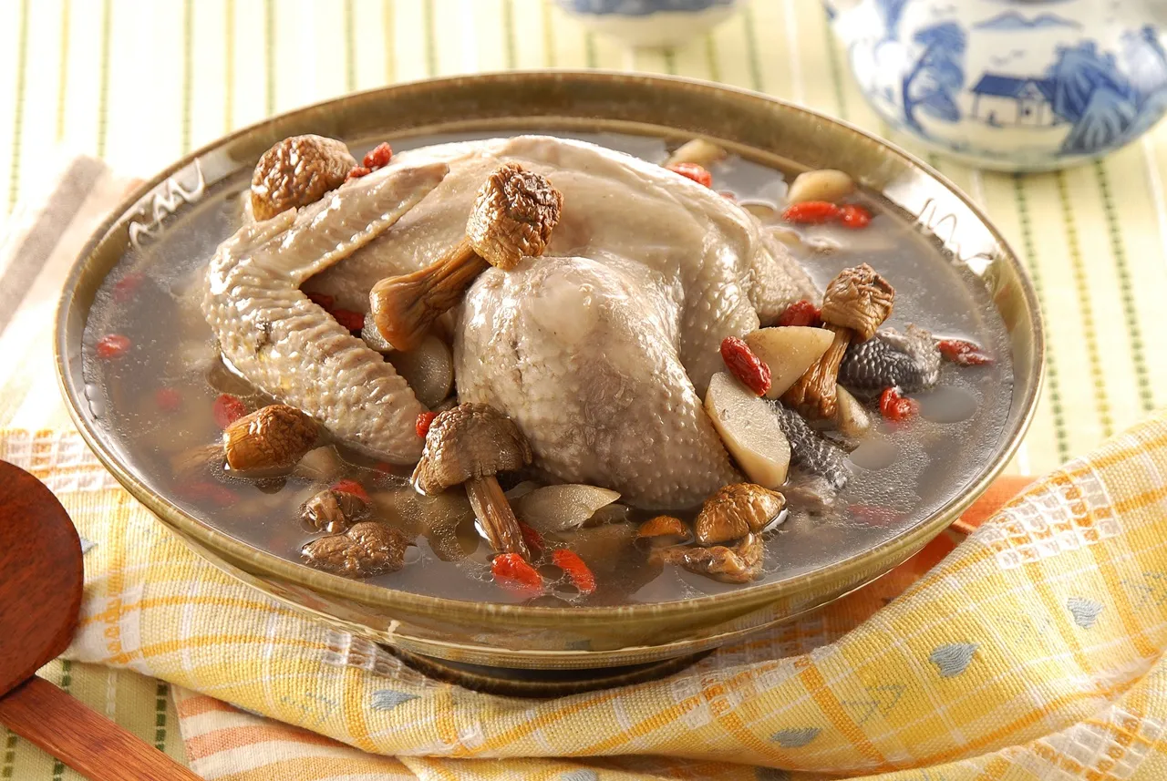 竹南懷舊-雙菇清燉鮮雞湯